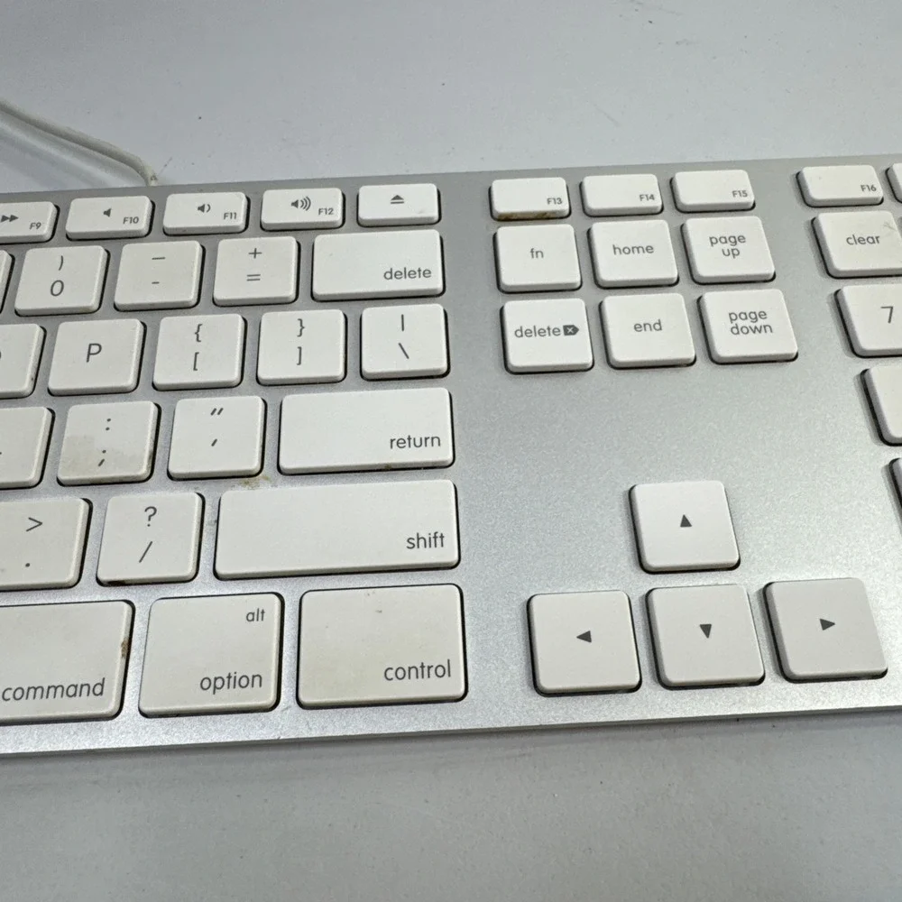 Apple A1243 MB110LL/A Wired slim usb Keyboard Excellent Condition